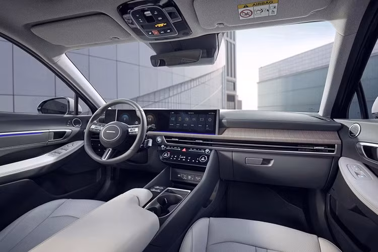 Ngoài ra, Hyundai Sonata 2026 thế hệ mới còn có công nghệ kiểm soát hành trình thông minh Stop &amp; Go, gương chiếu hậu chống chói ECM và đèn chiếu sáng cốp.