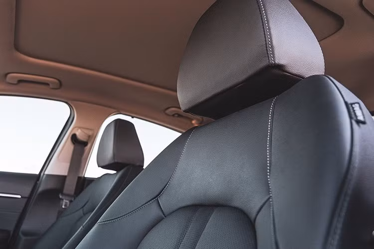 Một điểm mới đáng chú ý là khả năng cá nhân hóa kỹ thuật số. Chủ xe có thể mua và tải về các chủ đề hiển thị tùy chỉnh cho bảng đồng hồ và màn hình giải trí thông qua Bluelink Store.