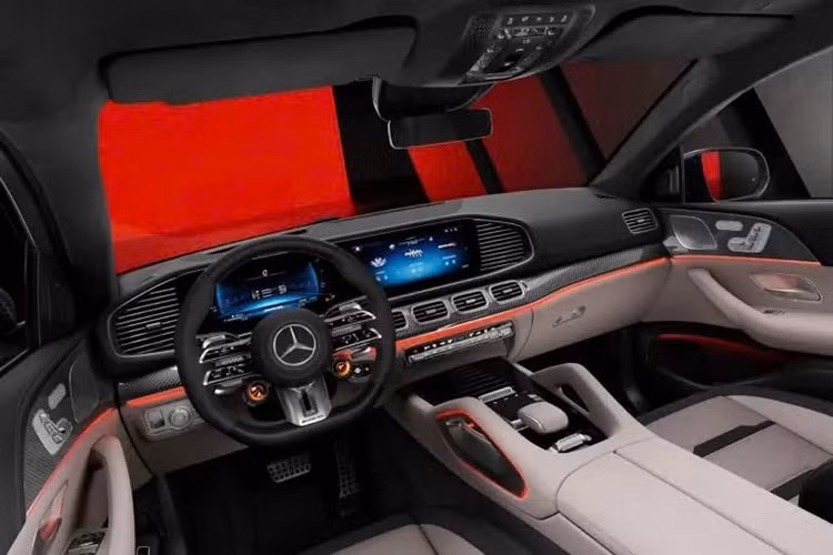 GLE 400e được trang bị pin lithium-ion thế hệ thứ 4 với dung lượng hơn 30 kWh - cao nhất trong các dòng PHEV của Mercedes hiện nay. Nhờ đó, xe có thể di chuyển thuần điện gần 100 km, đáp ứng nhu cầu đi lại trong đô thị mà không cần động cơ đốt trong hoạt động.