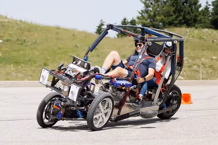 Cixi Vigoz có cấu hình 2 chỗ ngồi với dây đai an toàn 3 điểm. Hàng ghế sau có móc ISOFIX cố định ghế trẻ em. Mẫu xe này có thể sử dụng trong thời gian tối thiểu 15 năm trước khi bị tái chế.