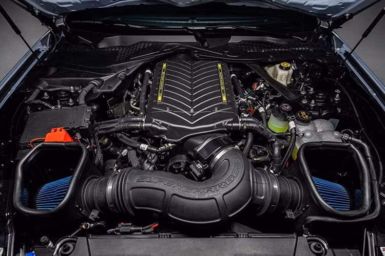 Đồng thời, gói đồ họa mới kết hợp các đường sọc mờ cùng đồ họa Speedblock Rocker mở rộng lấy cảm hứng từ những chiếc Mustang RTR Spec 5-FD, những chiếc xe đã thống trị Formula Drift trong ba giải vô địch liên tiếp gần đây.