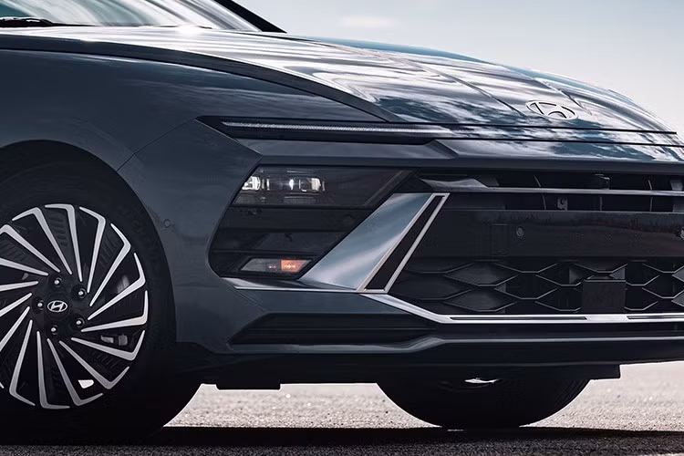 Trang bị tiêu chuẩn trên bản S gồm màn hình kỹ thuật số và hệ thống định vị 12,3 inch, hỗ trợ tránh va chạm điểm mù, hệ thống hỗ trợ lái trên đường cao tốc, ghế trước thông gió và điều hòa tự động hai vùng.