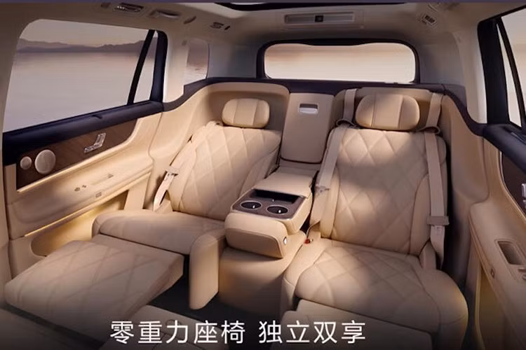 Phiên bản Aito M9 EREV 4 chỗ ngồi dùng hệ động lực hybrid dẫn động điện, động cơ xăng làm máy nổ EREV được trang bị pin 52kWh, cho phạm vi hoạt động 266 km (đo theo chuẩn CLTC).