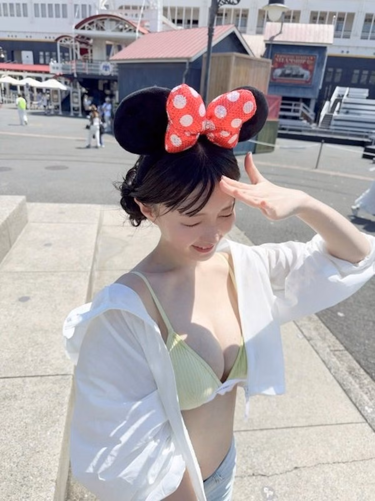 Nhiều bình luận gay gắt cho rằng phong cách gợi cảm quá đà này của cô nàng hot girl hoàn toàn không phù hợp với không gian vốn được coi là thiên đường của trẻ nhỏ.