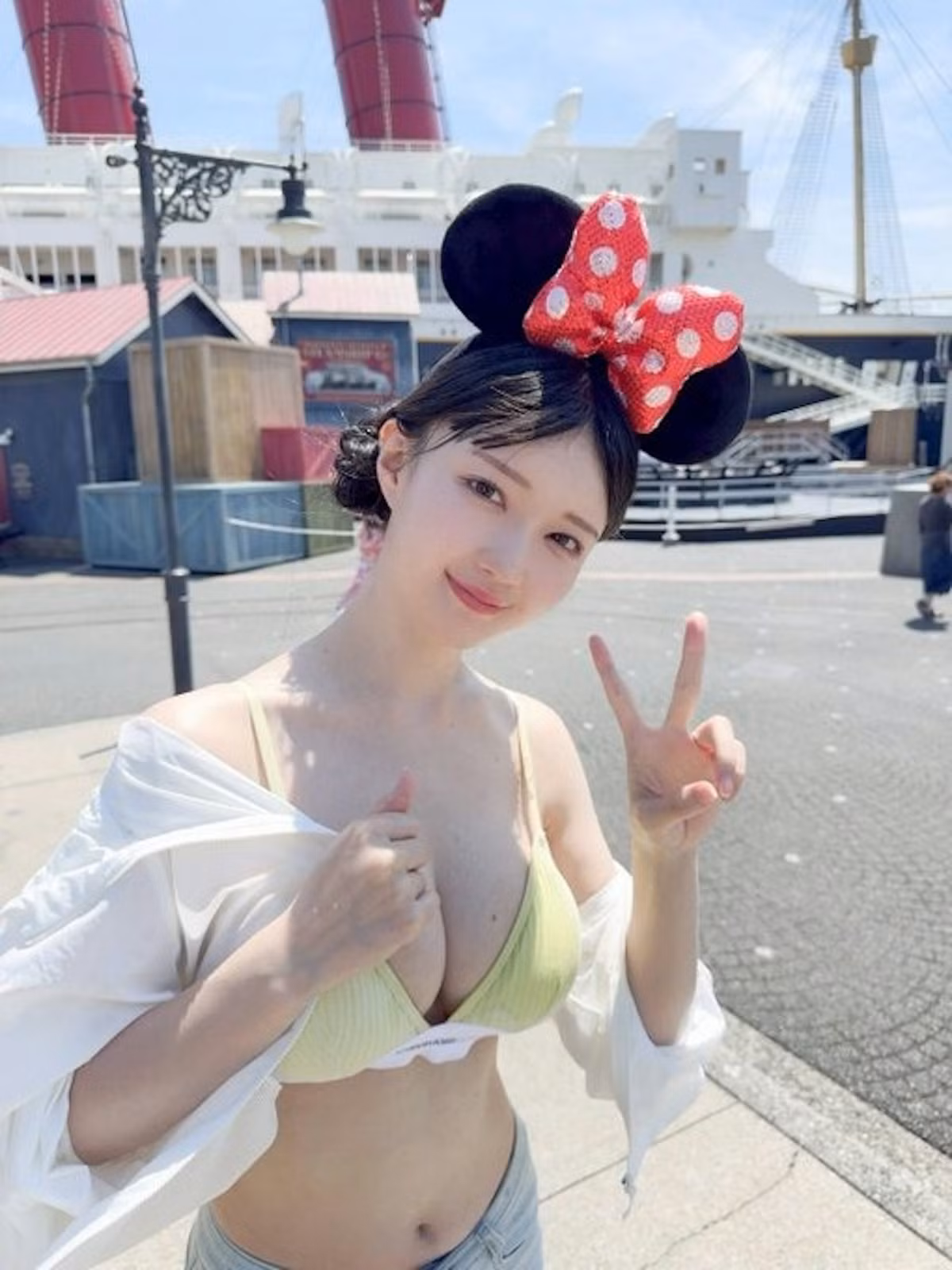 Chỉ trong thời gian ngắn, hình ảnh lan truyền với tốc độ chóng mặt, khiến cộng đồng mạng phẫn nộ và tranh luận gay gắt về chuẩn mực ăn mặc nơi công cộng.