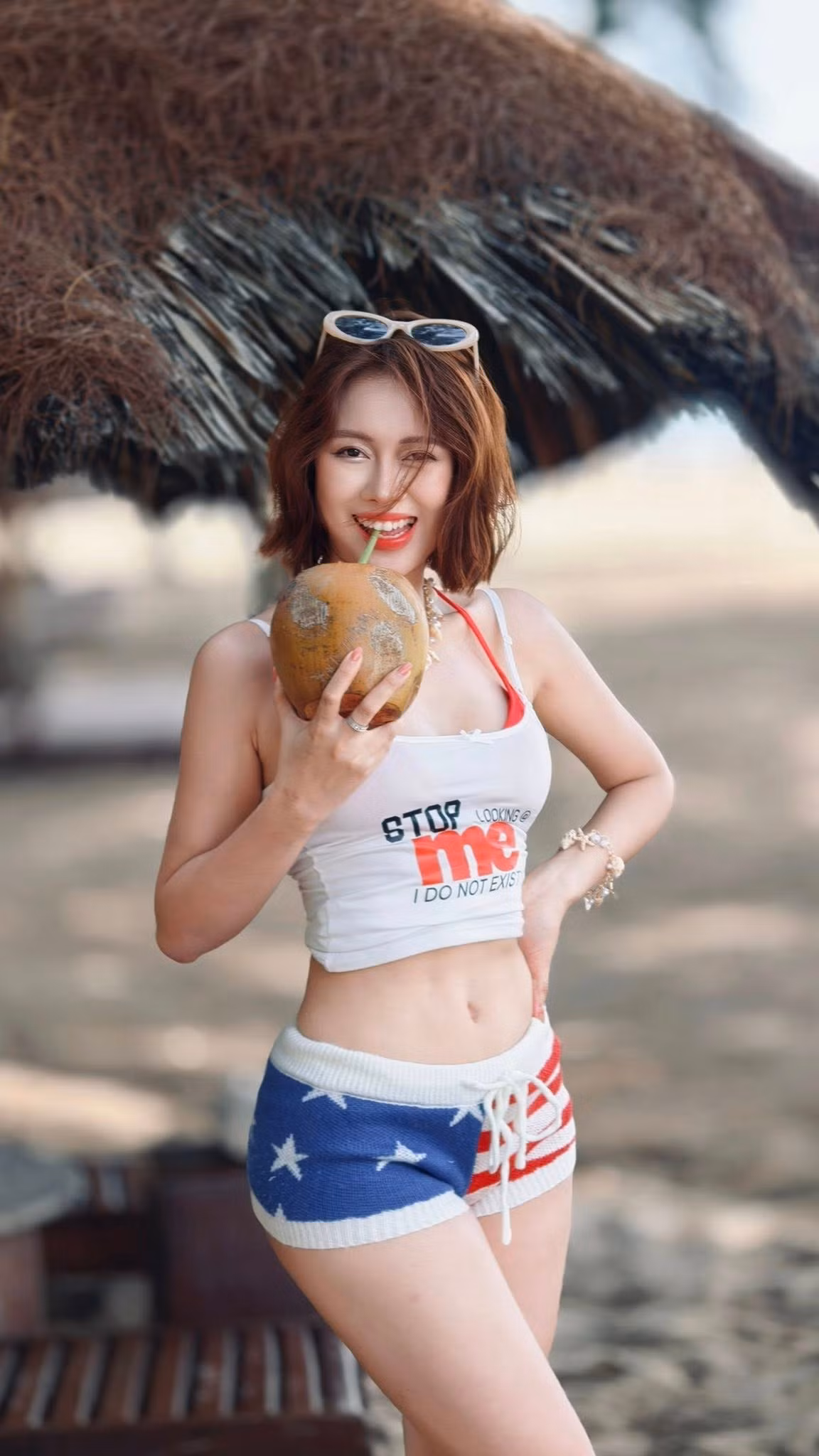 Đặc biệt, sau khi "độ dáng" thành công, Việt Phương Thoa càng tự tin hơn khi diện những trang phục kiệm vải, tôn lên vòng eo con kiến và bờ vai thon thả.