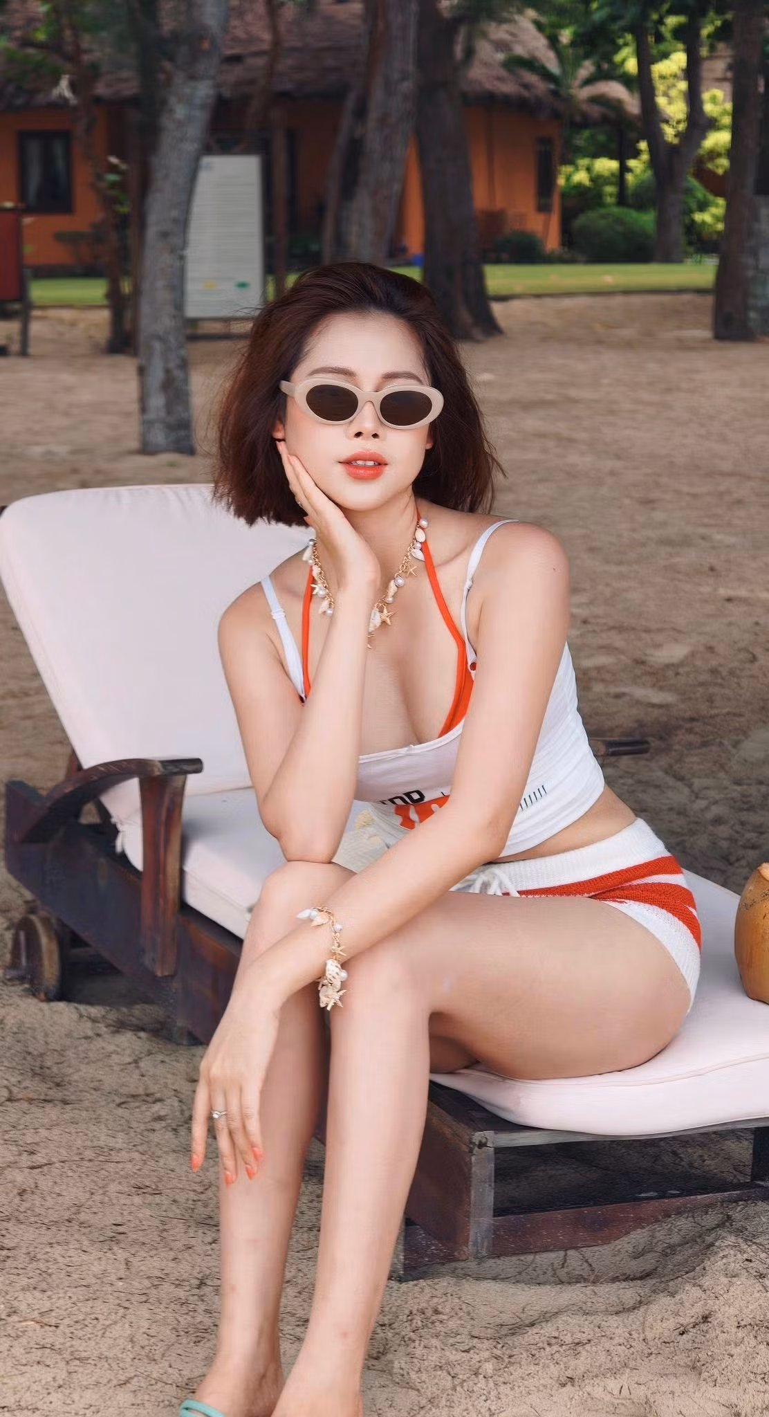 Ngoài những hình ảnh lung linh, Việt Phương Thoa còn thường xuyên chia sẻ những khoảnh khắc đời thường vui vẻ, gần gũi. Từ những video nhảy nhót trên bãi cát, tạo dáng hài hước đến những clip review ẩm thực địa phương, cô nàng luôn mang đến năng lượng tích cực và sự chân thật, khiến người hâm mộ càng thêm yêu mến.