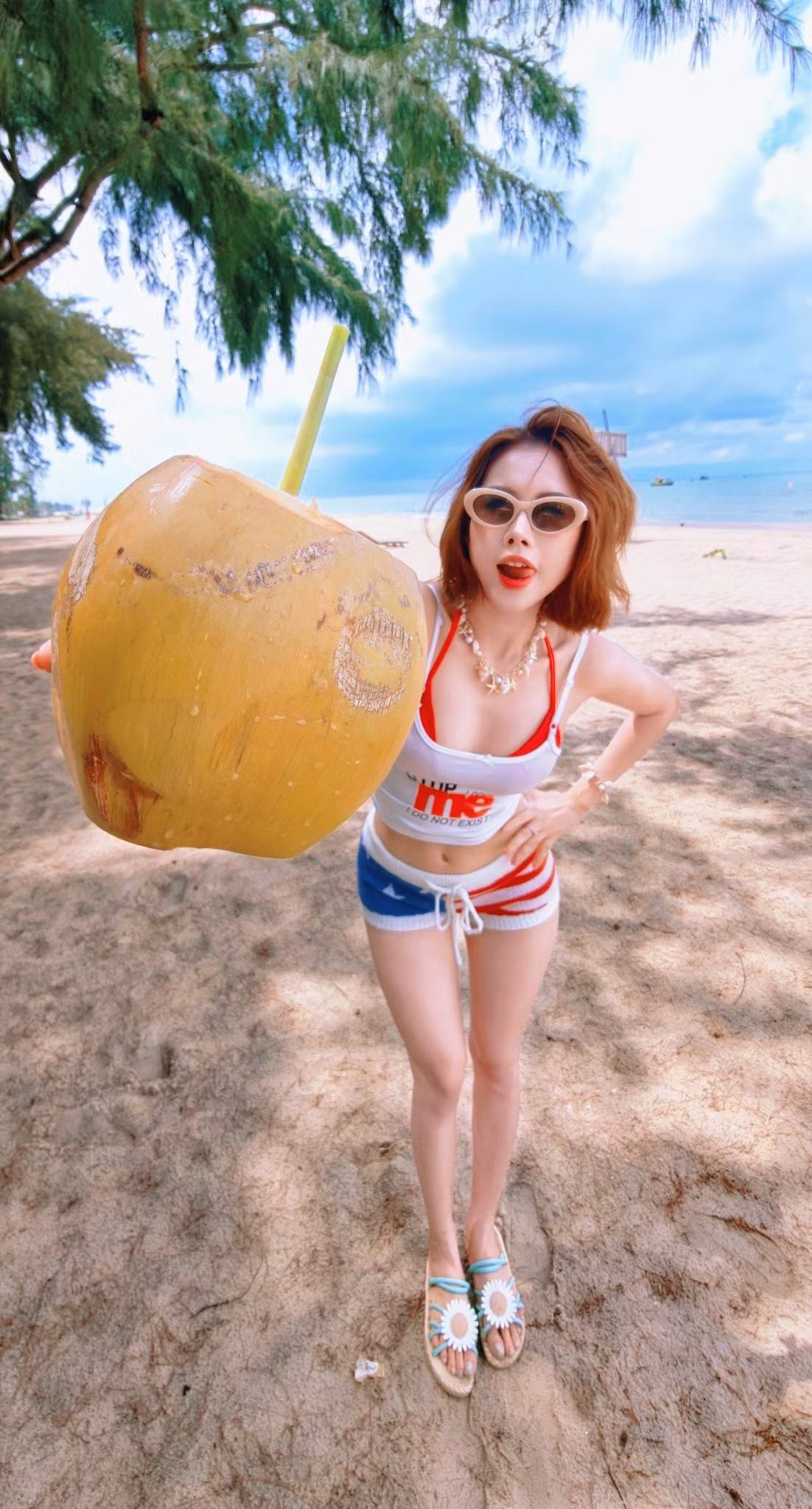 Đặc biệt, mỗi lần hot girl TikTok này "lên sóng" với những khoảnh khắc đi biển, cư dân mạng lại được dịp xuýt xoa trước vóc dáng chuẩn chỉnh và gu ăn mặc "chất lừ".