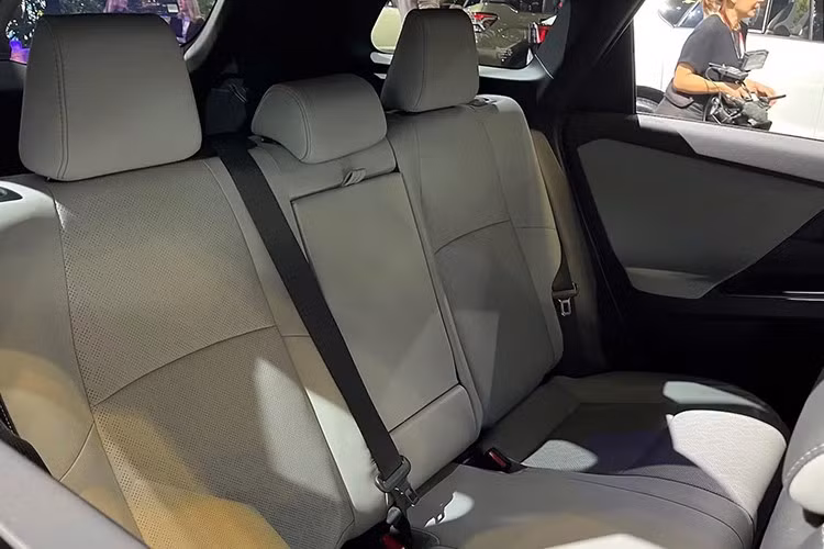 Gói an toàn EyeSight tiêu chuẩn mang đến các tính năng hỗ trợ người lái như kiểm soát hành trình thích ứng, hỗ trợ giữ làn, hỗ trợ khi tắc đường, cảnh báo phương tiện cắt ngang trước/sau, cảnh báo lệch làn, hỗ trợ chuyển làn, cảnh báo điểm mù và cảnh báo mở cửa không an toàn.