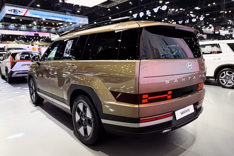 Cung cấp sức mạnh cho SantaFe hybrid tại Thái Lan là động cơ tăng áp 1.6L T-GDI kết hợp mô-tơ điện, tạo ra công suất tổng 235 mã lực và 367 Nm mô-men xoắn. Hệ truyền động này đi cùng hộp số tự động 6 cấp, dẫn động cầu trước. Bộ pin lithium-ion 1,49 kWh đặt dưới sàn, giúp tối ưu không gian và trọng tâm.