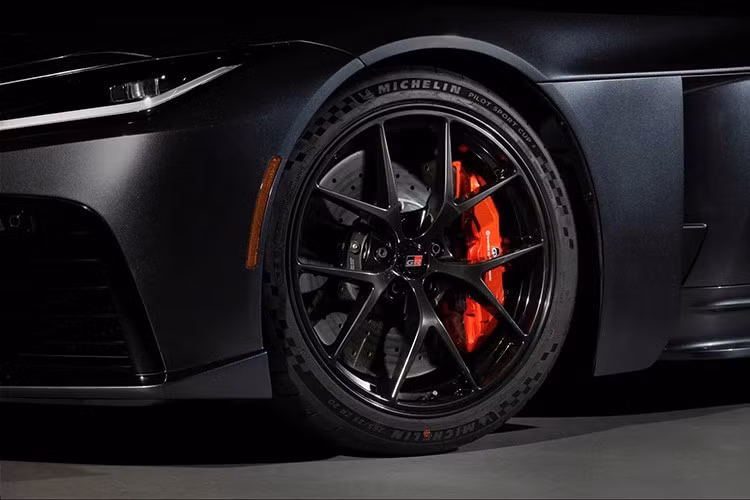 Cánh gió của mẫu siêu xe thể thao nhà Toyota liền thân và bộ khuếch tán khí động cỡ lớn phía sau nhấn mạnh tính năng động. GR GT sử dụng mâm hợp kim 20 inch bọc lốp Michelin Pilot Sport Cup 2.