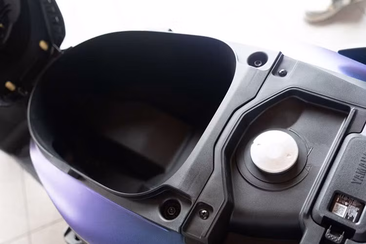 Dung tích bình xăng của Ego Gear Pro Hybrid là 5,1 lít, trong khi cốp dưới yên có dung tích 18,3 lít, đủ để chứa nhiều vật dụng cá nhân. Ngoài ra, xe còn có hai hộc nhỏ phía trước để đặt các đồ lặt vặt. Chiều cao yên được đặt ở mức 750 mm và trọng lượng xe là 95 kg.