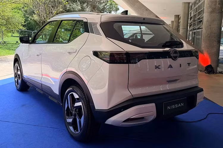 Nissan Kait 2026 được phát triển trên nền tảng V-platform tương tự Kicks Play nhưng có thiết kế mới hoàn toàn. Phần đầu xe gây ấn tượng với cụm đèn LED phân tầng, dải DRL hiệu ứng động và lưới tản nhiệt cỡ lớn. Mâm xe mới giúp tổng thể hiện đại hơn, trong khi phía sau nổi bật với đèn hậu nối liền và dòng chữ “KAIT” đặt giữa cửa cốp nhằm tăng nhận diện.
