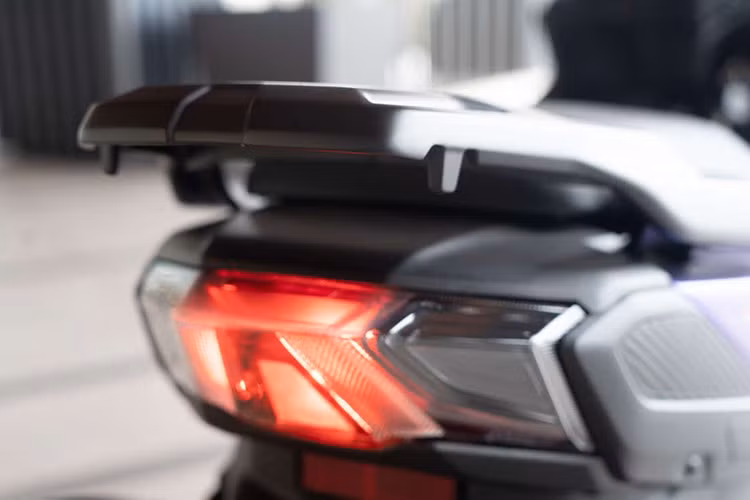 Xe sử dụng bánh trước và bánh sau có kích thước đồng nhất, với lốp không săm 110/70 đi cùng mâm đúc 12 inch. Hệ thống phanh gồm phanh đĩa thủy lực phía trước và phanh tang trống phía sau. Hệ thống treo dùng phuộc ống lồng truyền thống phía trước và giảm xóc đơn phía sau có thể điều chỉnh tải trước.