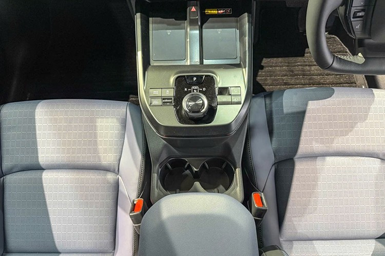 Phiên bản Trailseeker Limited có giá 43.995 USD (tương đương 1,149 tỷ đồng) được bổ sung mâm 20 inch, cốp rảnh tay, ghế sau sưởi, ghế phụ chỉnh điện, vô lăng sưởi và dàn âm thanh cao cấp Harman Kardon.