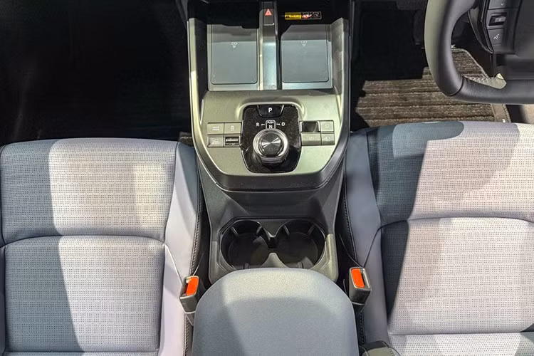 Phiên bản Trailseeker Limited có giá 43.995 USD (tương đương 1,149 tỷ đồng) được bổ sung mâm 20 inch, cốp rảnh tay, ghế sau sưởi, ghế phụ chỉnh điện, vô lăng sưởi và dàn âm thanh cao cấp Harman Kardon.