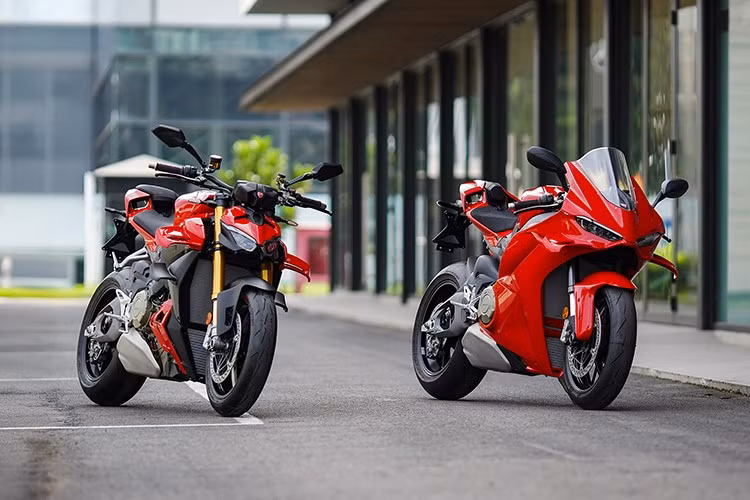 Ngoài, Ducati Streetfighter V4 S thế hệ mới, mẫu Panigale V4 2025 cũng được đưa về nước với giá bán 989 triệu đồng. Ở thế hệ mới, Panigale V4 2025 đã được tinh chỉnh phần quây gió và cụm đèn pha. Kiểu dáng mới sắc nét hơn và đi kèm tấm chắn gió giảm được 4% lực cản so với đời cũ.