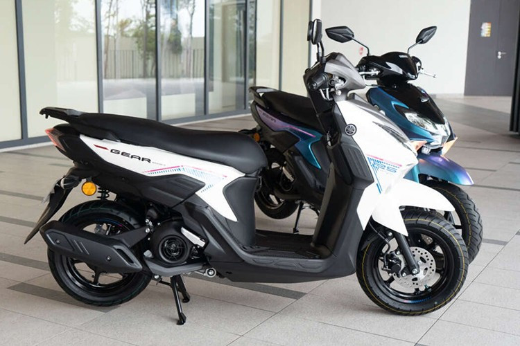 So với những dòng xe tay ga Yamaha đang bán ra trên thị trường sử dụng động cơ tiết kiệm xăng như Grande Hybrid hay Fazzio Hybrid vốn được tạo dáng thời trang hợp với nhóm khách hàng nữ, Yamaha Ego Gear Pro Hybrid sở hữu kiểu dáng mạnh mẽ, cứng cáp và có phần thể thao hơn.