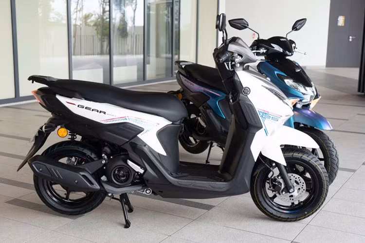 So với những dòng xe tay ga Yamaha đang bán ra trên thị trường sử dụng động cơ tiết kiệm xăng như Grande Hybrid hay Fazzio Hybrid vốn được tạo dáng thời trang hợp với nhóm khách hàng nữ, Yamaha Ego Gear Pro Hybrid sở hữu kiểu dáng mạnh mẽ, cứng cáp và có phần thể thao hơn.