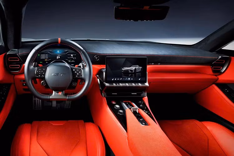 Nội thất xe mang phong cách buồng lái, tập trung tối đa vào người điều khiển. Xe trang bị vô-lăng đáy phẳng tích hợp núm điều chỉnh chế độ lái và kiểm soát ổn định, bảng đồng hồ kỹ thuật số lớn và màn hình giải trí trung tâm.