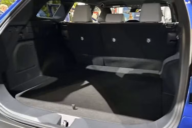 Trong khi đó, bản cao cấp nhất Trailseeker Touring giá 46.555 USD (khoảng 1,126 tỷ đồng) có cửa sổ trời toàn cảnh, gương chiếu hậu điện tử, ghế trước thông gió và sưởi chân. Tùy chọn da hai tông màu đen – xanh có giá thêm 300 USD, trong khi tùy chọn sơn ngoại thất hai màu có giá 795 USD.