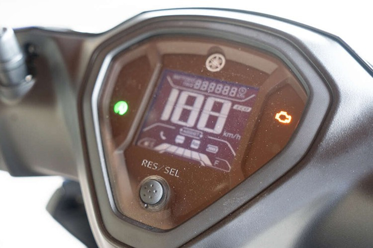 Bảng đồng hồ LCD đơn sắc hiển thị đầy đủ thông tin cần thiết và hỗ trợ Yamaha Y-Connect, cho phép kết nối với điện thoại thông minh của người lái. Ứng dụng này cung cấp thông báo cuộc gọi và tin nhắn, nhắc bảo dưỡng, theo dõi mức tiêu thụ nhiên liệu. Ngoài ra, xe còn có tính năng “answer back” hỗ trợ tìm xe trong bãi đậu đông đúc.