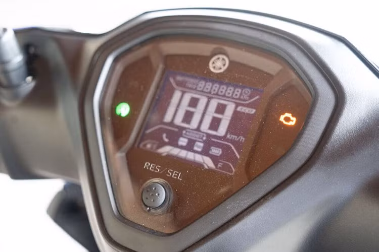 Bảng đồng hồ LCD đơn sắc hiển thị đầy đủ thông tin cần thiết và hỗ trợ Yamaha Y-Connect, cho phép kết nối với điện thoại thông minh của người lái. Ứng dụng này cung cấp thông báo cuộc gọi và tin nhắn, nhắc bảo dưỡng, theo dõi mức tiêu thụ nhiên liệu. Ngoài ra, xe còn có tính năng “answer back” hỗ trợ tìm xe trong bãi đậu đông đúc.