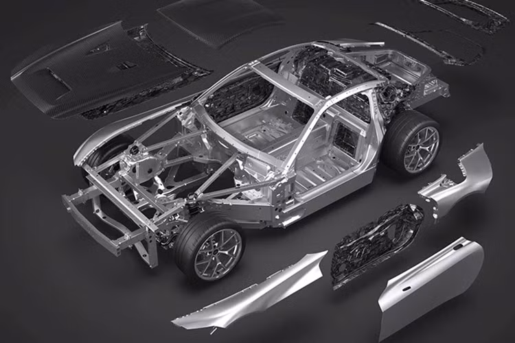 GR GT gây chú ý với thiết kế khí động học thuần chất xe đua, không mang bất kỳ logo Toyota nào – thay vào đó là những huy hiệu GR gắn trên thân xe thấp, dài với phần đầu kéo dài nổi bật.