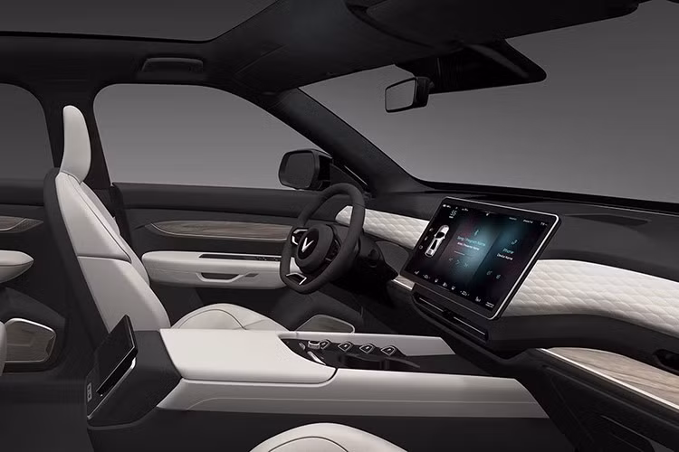 Đằng sau xe còn có hai dải đèn nằm dọc đặt ở chính giữa cửa cốp. Tiếp đến là một mẫu sedan với thiết kế tương tự mẫu SUV kể trên. Có vẻ như đây chỉ là phiên bản gầm thấp của mẫu SUV cỡ lớn mới nhà VinFast.