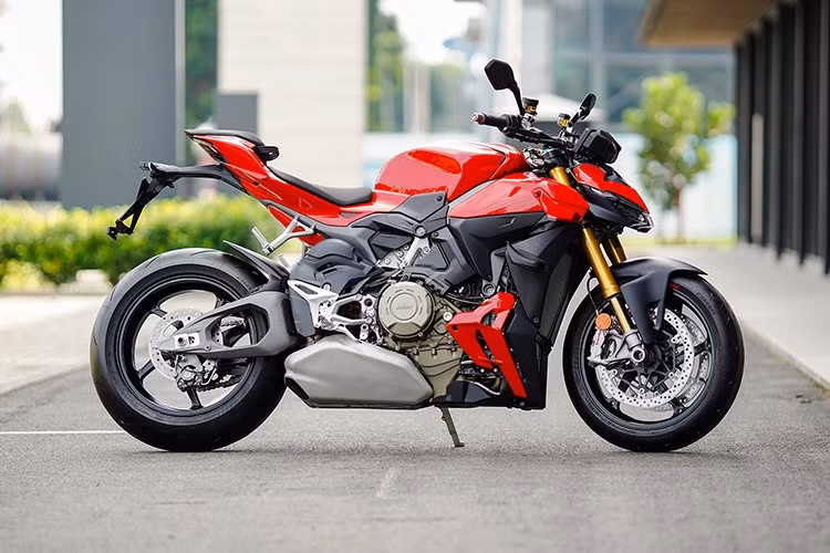 Ducati Streetfighter V4 S 2025 mới được phát triển dựa trên nền tảng của "người anh em" Panigale V4, nhưng hướng tới phong cách lái hoàn toàn khác. Hai mẫu xe vẫn dùng chung bộ khung, động cơ và nhiều hệ thống hỗ trợ hiện đại, tuy nhiên Streetfighter lại được tinh chỉnh để phù hợp di chuyển linh hoạt hơn.