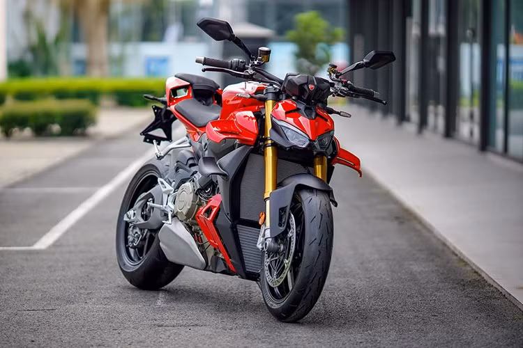 Mới đây, mẫu siêu naked-bike Ducati Streetfighter V4 S phiên bản mới đã chính thức “cập bến” Việt Nam. Xe được Trâm Anh Motorsport - nhà phân phối Ducati mới tại Việt Nam nhập khẩu chính hãng từ Thái Lan với giá 1,039 tỷ đồng.
