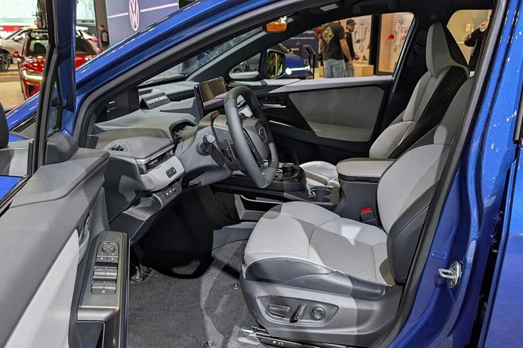 Ghế trước của xe được bọc chất liệu StarTex, có sưởi và điều chỉnh điện 10 hướng, đi kèm điều hòa tự động, sạc không dây kép và đèn viền nội thất.