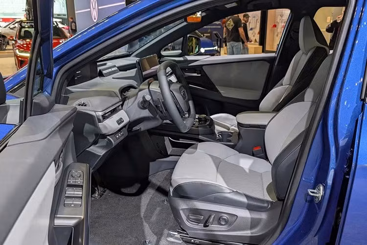 Ghế trước của xe được bọc chất liệu StarTex, có sưởi và điều chỉnh điện 10 hướng, đi kèm điều hòa tự động, sạc không dây kép và đèn viền nội thất.