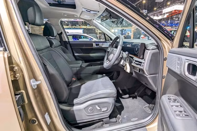 Bản cao cấp Prestige có thêm cửa sổ trời toàn cảnh, cụm đồng hồ kỹ thuật số 12,3 inch, ghế lái nhớ vị trí, hỗ trợ lưng 4 hướng và sạc không dây kép. ngoài ra, xe còn được nâng cấp với camera 360 độ, cảm biến đỗ sau, hệ thống tránh va chạm khi lùi PCA-R và màn hình quan sát điểm mù.