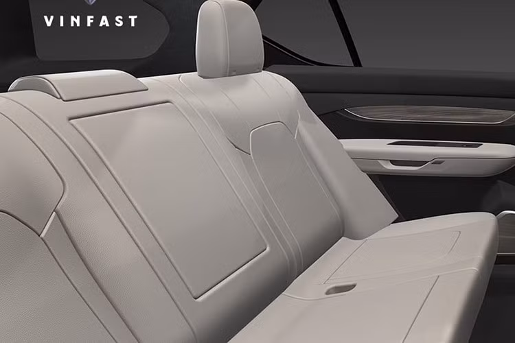 Mẫu xe còn lại cũng thuộc phân khúc SUV nhưng có kích thước nhỏ hơn. Mẫu xe này được thiết kế theo phong cách thể thao và trẻ trung hơn với những đường dập gân nổi bật bên sườn.