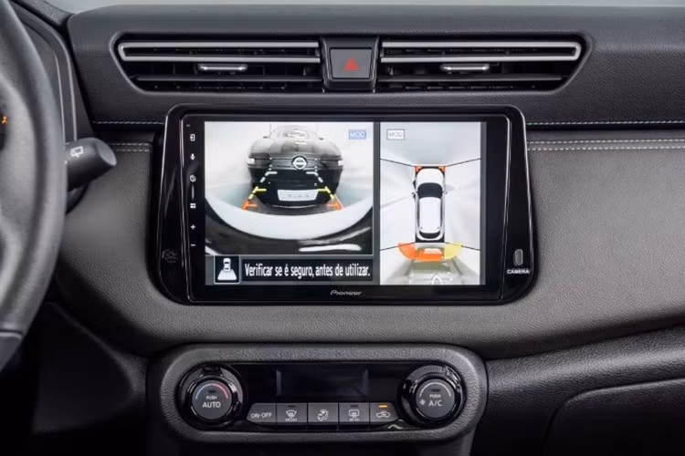 Trang bị nổi bật gồm bảng đồng hồ kỹ thuật số 7 inch, màn hình giải trí Pioneer 9 inch hỗ trợ Android Auto và Apple CarPlay không dây, sạc điện thoại không dây, điều hòa tự động kỹ thuật số, camera 360 độ và kiểm soát hành trình thích ứng. Các hệ thống an toàn chủ động ADAS cũng xuất hiện tùy cấp trang bị.
