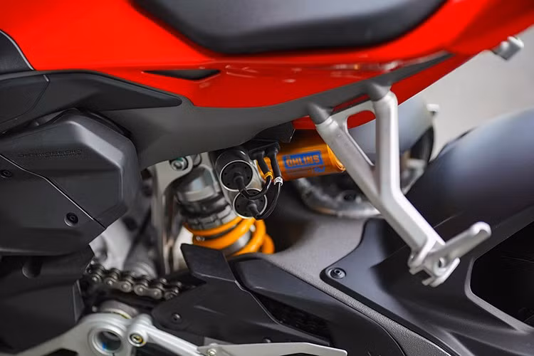 Hệ thống phanh đĩa đôi 330 mm trước với kẹp 4 piston Hypure, đĩa đơn 245 mm sau. Hệ thống Race eCBS (Cornering Brake Control System) mới từ Bosch – phân bổ lực phanh thông minh khi vào cua, giảm 25% khoảng cách phanh khẩn cấp.