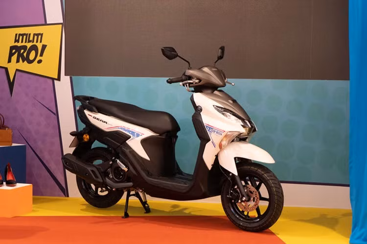 Trong bối cảnh cuộc đua điện hóa đang diễn ra rầm rộ tại các thị trường xe máy khu vực Đông Nam Á, Yamaha dù có thế mạnh sản xuất cũng như thương hiệu nhưng vẫn chậm chân hơn so với các thương hiệu xe máy điện nội địa. Dù vậy, hãng xe Nhật Bản vẫn đang từng bước điện hóa các mẫu mã xe tay ga của mình.