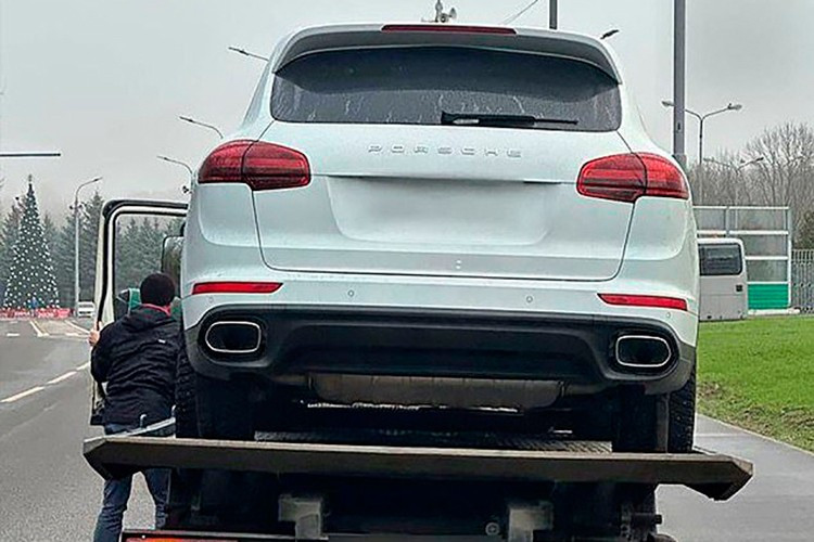 View - Loạt xe sang Porsche bất ngờ thành "đống sắt vô tri", không thể khởi động | Báo Tri thức và Cuộc sống - TIN TỨC PHỔ BIẾN KIẾN THỨC 24H