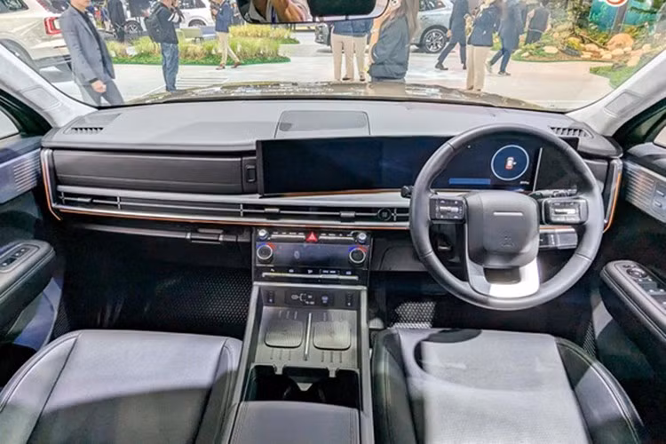 Bên trong khoang cabin, mẫu xe SUV Hyundai SantaFe Hybrid 2026 sở hữu hàng loạt trang bị tiện ích hiện đại như: màn hình trung tâm 12,3 inch hỗ trợ Apple CarPlay và Android Auto không dây, 6 cổng USB-C, sạc không dây và hệ thống âm thanh 6 loa.