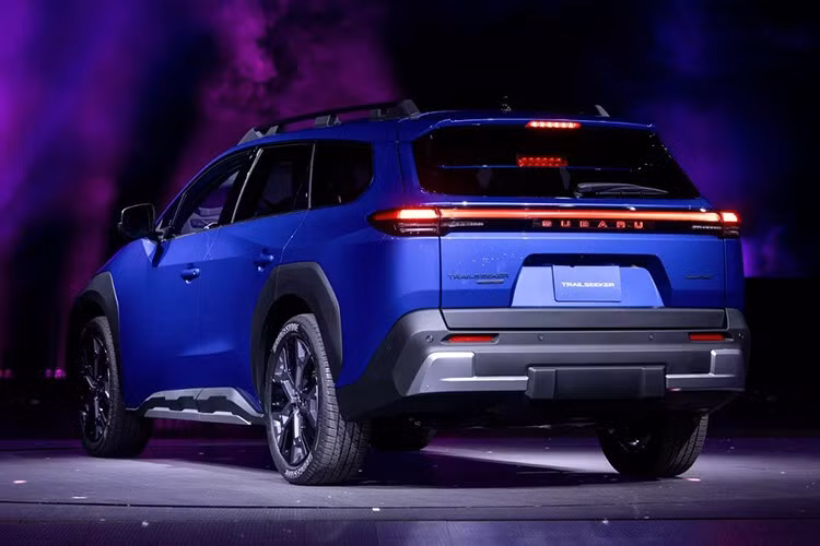 Subaru Trailseeker 2026 là mẫu SUV điện đầu tiên của hãng xe Nhật Bản Subaru được xây dựng với kiểu dáng năng động, gầm cao và đậm chất việt dã. Phiên bản Premium tiêu chuẩn có thiết kế lưới tản nhiệt kín.