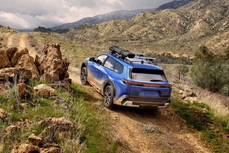 Cả ba phiên bản đều sử dụng gói pin 74,7 kWh và hệ dẫn động bốn bánh toàn thời gian với hai động cơ điện, cho công suất tổng cộng 375 mã lực. Xe có khả năng tăng tốc từ 0–96 km/h trong 4,4 giây – trở thành mẫu xe nhanh nhất mà Subaru từng sản xuất tại thị trường Mỹ. Quãng đường di chuyển ước tính đạt khoảng 451 km cho mỗi lần sạc đầy theo chuẩn EPA.