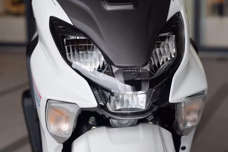 Trong đó, phần yếm trước tạo điểm nhấn với cụm đèn pha lớn dạng LED, phân tầng tạo hình chữ Y, hai bên còn tích hợp cụm đèn xi-nhan cỡ lớn đặt dọc. Thân xe tạo cảm giác với các mảng ốp nhựa. Sàn xe thiết kế phẳng tạo không gian rộng cho người lái để chân.