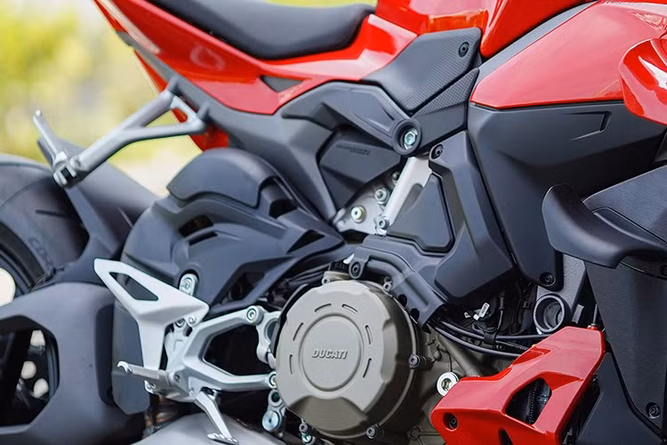 Trái tim của Ducati Streetfighter V4 S 2025 là động cơ Desmosedici Stradale V4 90° 1.103 cc, DOHC, 4 van xi-lanh, làm mát bằng chất lỏng – tinh chỉnh để đạt đỉnh cao mà vẫn thân thiện với môi trường. Xe có thể tăng tốc 0-100 km/h chỉ trong 2,9 giây và tốc độ tối đa vượt 300 km/h.