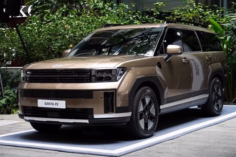 Theo công bố của hãng, mức tiêu hao nhiên liệu trung bình chỉ 5,1 lít/100 km đường hỗn hợp, thấp hơn cả mẫu sedan hạng B Hyundai Accent (khoảng 5,8 lít/100 km). Tại thị trường Việt nam, Hyundai SantaFe Hybrid 2026 cũng mới ra mắt vào 3/12/2025 và có giá bán 1,369 tỷ đồng (đã bao gồm VAT).