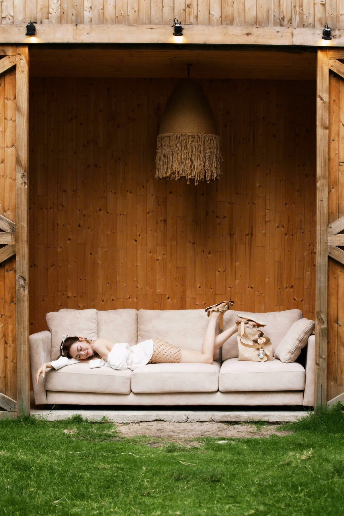 Điểm cộng lớn trong loạt ảnh là sự hài hòa giữa body và thần thái.