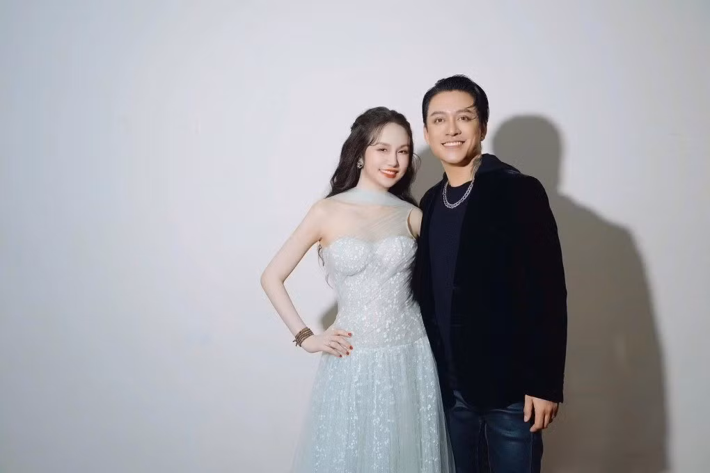 Sau khi kết hôn với Tuấn Hưng, Hương Baby có cuộc sống hôn nhân viên mãn bên ba con “đủ nếp, đủ tẻ”. Người đẹp được chồng hết mực yêu chiều, thường xuyên được anh “nịnh vợ” và chia sẻ những khoảnh khắc lãng mạn trên mạng xã hội.