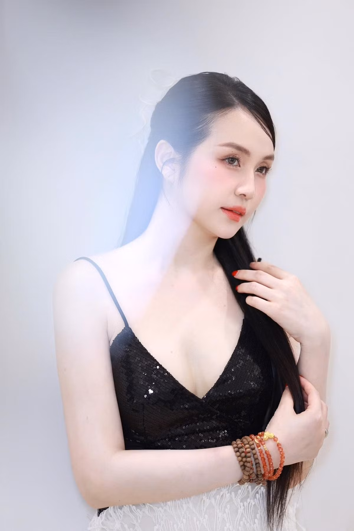 Hương Baby được biết đến là một doanh nhân thành công trong lĩnh vực ẩm thực và làm đẹp. Bên cạnh salon đông khách tại Hà Nội, cửa hàng đồ hiệu xách tay và quán bar, cô còn sở hữu hai trung tâm chăm sóc sắc đẹp luôn tấp nập. Nhờ đó, cuộc sống của vợ chồng cô ngày càng sung túc, dư dả.