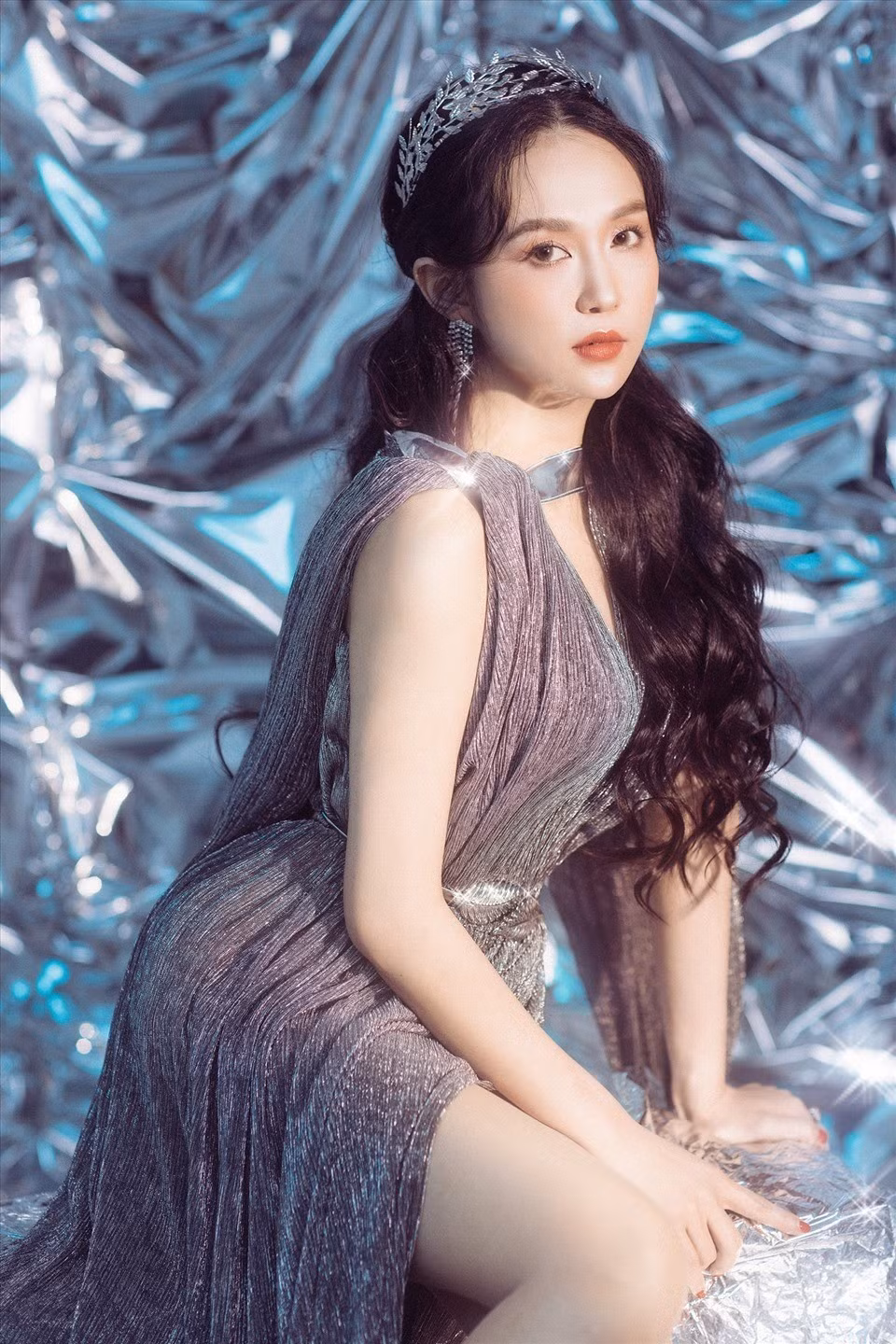 Mỗi lần xuất hiện trước công chúng, Hương Baby luôn gây chú ý với loạt trang phục, phụ kiện đến từ các thương hiệu danh tiếng như Chanel, Louis Vuitton, Hermès, Gucci...