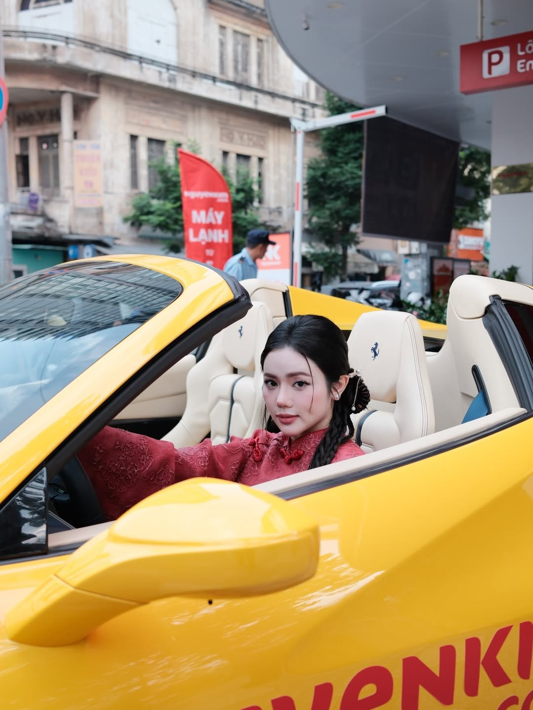 View - Hot girl TikTok Bò Chảnh diện áo dài đỏ nổi bật bên siêu xe | Báo Tri thức và Cuộc sống - TIN TỨC PHỔ BIẾN KIẾN THỨC 24H